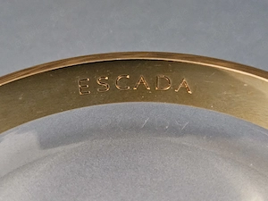 Neuwertig! Original ESCADA Armreif Cuff Torque mit poliertem Gold Finish & 2 Anhänger TOP! Bild 5