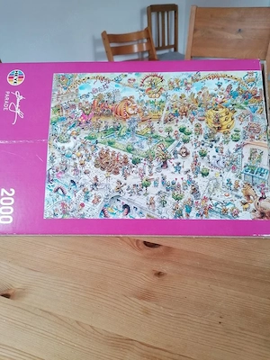 Heye Dreieck-Puzzle BARRIENTOS "Parade" 2000 Teile