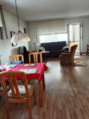 Helle und großzügige 3-Zimmer-Wohnung (100 m ) mit 2 Balkonen und Carport in ruhiger Lage direkt am 