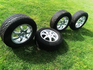 4 Sommerreifen auf Alufelgen