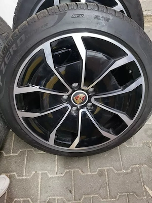 Porsche Taycan Turbo Winterräder 2  Wintereifen Aero 20 Zoll