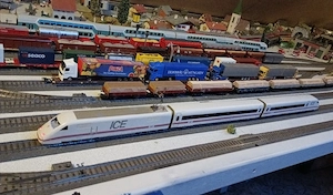 H0 Modelbahn Loks Waggons Märklin PIKO Lima 