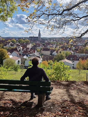 Suche eine Frau ab 18 Jahre ..besuchbar  regelmäßig für Treffen gegen Zuwendung im Raum Nürnberg.