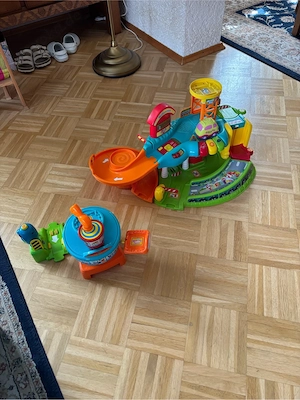 TututFlitzer mit Tankstelle, Flughafen und Fahrbahn