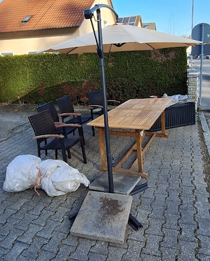 Komplettes Gartenmöbel-Set aus Holz 