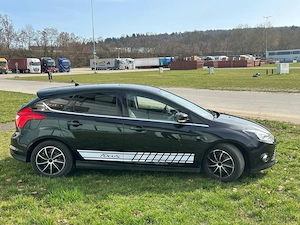  Ford Focus 2015 1.0 Sparsam TÜV 2 2027 Panorama Bluetooth 