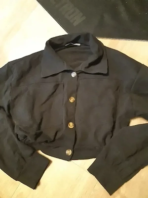 Bauchfreie jacke mit knöpfen 