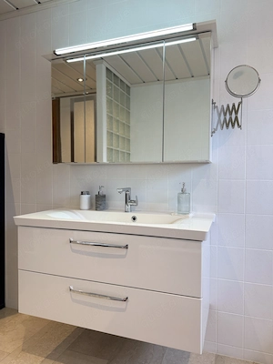 Waschbecken und Spiegelschrank