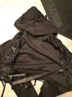 Bauchfreier Pulli mit ohren und bänder an den armen 