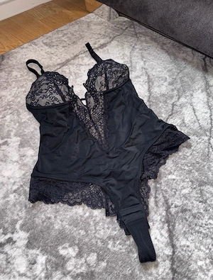 Schwarzes Spitzen-Outfit