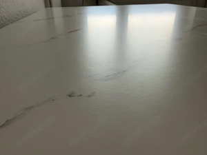 schöne neuwertige Esstisch mit 2 banken