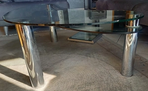 Wohnzimmer Couchtisch aus Glas u. Metall