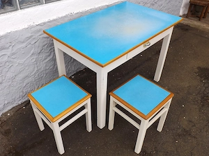 Mid-Century Set: Küchentisch & zwei Hocker; original 1950er Jahre.