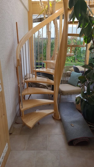  Wendeltreppe aus Buchenholz