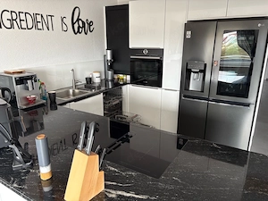 TOP: Hochwertige Hofmeister Küche (2021) komplett mit ALLEN Bosch-Geräten | Naturstein | Selbstabbau