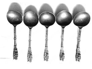 5 Antike Zinnlöffel verziert mit einem Brautpaar am Stil