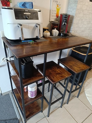 Bar Theke mit Hockern