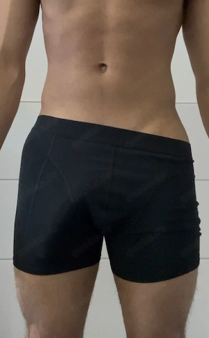 Junger BBC verkauft getragene Boxer