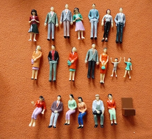 Konvolut Modellbau Figuren 1:25, Männer, Frauen, Kinder stehend und sitzend, Porto   2,70