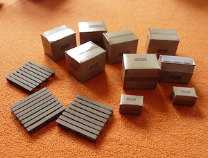 Konvolut Modellbau Ladegut 1:25, verschiedene Kartons und Paletten, Porto   2,70