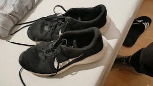 Getragene Trainingschuhe
