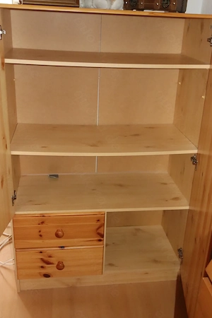 Wäscheschrank mit Regalen und Schubladen