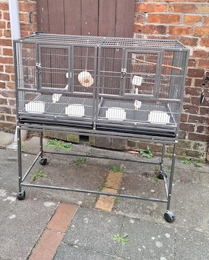 Großer Vogelkäfig mit Trennwand