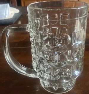 Bierkrug aus Glas