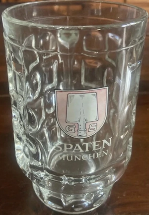 Bierkrug aus Glas