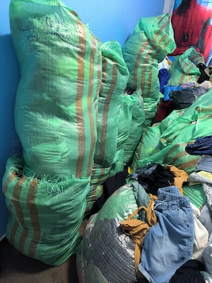 Herrenbekleidung in verschiedenen Größen 