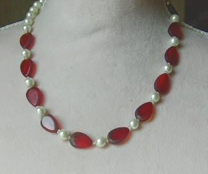 Halskette, weinrote Glassteine mit weissen Perlen
