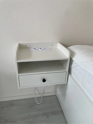 Nachttisch hängend