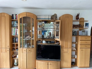 Wohnzimmerschrankwand Holz mit Glastüren Bild 2