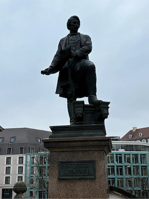 Reifer Mann sicht jungen Mann für...