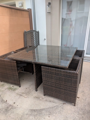 Verkaufe Gartenmöbel zum Preis von 20 Euro 