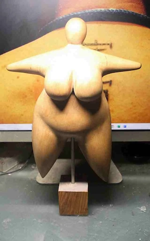 Holz Skulptur Kunst Nana Ahorn Bild 2