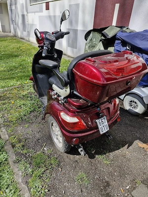 Nova E- Mobil , ca 20 km h . 