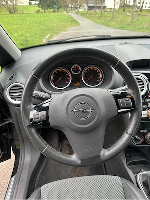 Opel Corsa D 1,4 90 PS  volaustattung