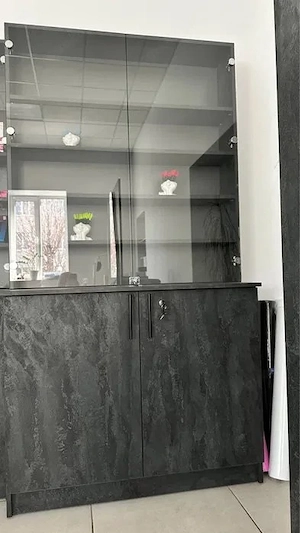 Glasvitrine mit Sockel   modern und stilvoll