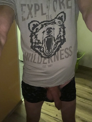 Riesenlatte bietet Mitfahrt an im Naked Taxi