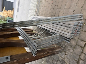 Stahlgerüst 3 Felder, Breite 1m, Höhe 2m, 4 Rahmen, 6 Füße, 6 Beläge, 3 Diagonalstreben