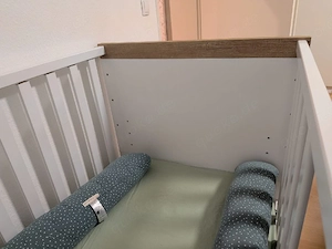 Höhenverstellbares Gitterbett