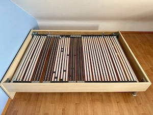 Gut erhaltenes Bett zu verschenken