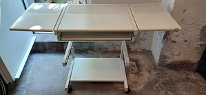 PC Computer Tisch Metall in Farbe Krem   Weiß?