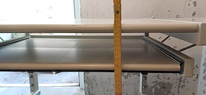 PC Computer Tisch Metall in Farbe Krem   Weiß?