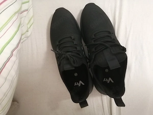 neue Schuhe zum Verkauf 