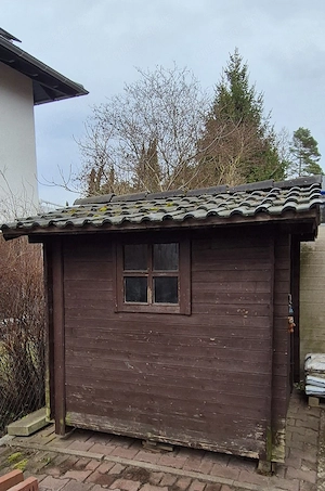 Gartenhaus Schuppen mit Fenster und Tonziegeln zum Selbstabbau zu verschenken