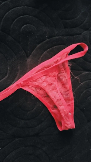 getragene slips von 52 jähriger milf extrem feucht  ist 