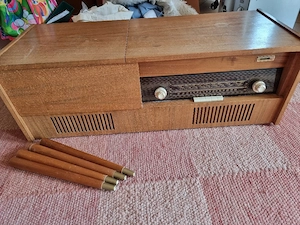 Radio mit Plattenspieler 