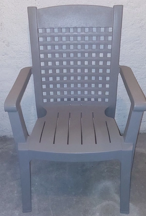 4x Kunststoffstühle - ideal für Terrasse und Garten